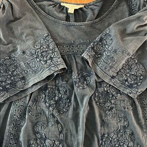 Cute embroidered Lucky Brand top - size L